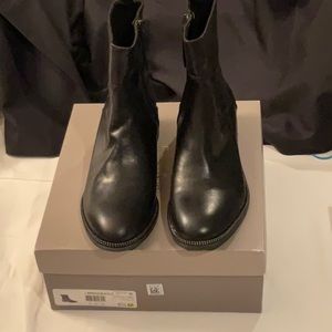 FrancoSarto Black Leather Ankle boots. Black. Size 8.5 med